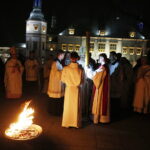 31.03.2018 Kielce. Katedra. Liturgia Wigilii Paschalnej. Poświęcenie ognia / Jarosław Kubalski / Radio Kielce