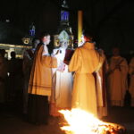 31.03.2018 Kielce. Katedra. Liturgia Wigilii Paschalnej. Poświęcenie ognia / Jarosław Kubalski / Radio Kielce