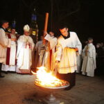 31.03.2018 Kielce. Katedra. Liturgia Wigilii Paschalnej. Poświęcenie ognia / Jarosław Kubalski / Radio Kielce