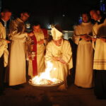 31.03.2018 Kielce. Katedra. Liturgia Wigilii Paschalnej. Poświęcenie ognia / Jarosław Kubalski / Radio Kielce