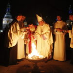 31.03.2018 Kielce. Katedra. Liturgia Wigilii Paschalnej. Poświęcenie ognia / Jarosław Kubalski / Radio Kielce