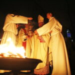 31.03.2018 Kielce. Katedra. Liturgia Wigilii Paschalnej. Poświęcenie ognia / Jarosław Kubalski / Radio Kielce