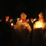31.03.2018 Kielce. Katedra. Liturgia Wigilii Paschalnej. Poświęcenie ognia / Jarosław Kubalski / Radio Kielce