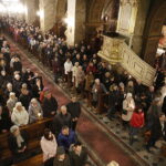 31.03.2018 Kielce. Katedra. Liturgia Wigilii Paschalnej. Poświęcenie ognia / Jarosław Kubalski / Radio Kielce