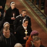 31.03.2018 Kielce. Katedra. Liturgia Wigilii Paschalnej. Poświęcenie ognia / Jarosław Kubalski / Radio Kielce