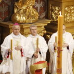 31.03.2018 Kielce. Katedra. Liturgia Wigilii Paschalnej. Poświęcenie ognia / Jarosław Kubalski / Radio Kielce