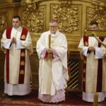 31.03.2018 Kielce. Katedra. Liturgia Wigilii Paschalnej. Poświęcenie ognia / Jarosław Kubalski / Radio Kielce