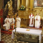 31.03.2018 Kielce. Katedra. Liturgia Wigilii Paschalnej. Poświęcenie ognia / Jarosław Kubalski / Radio Kielce