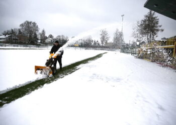 04.12.2017 Kielce. Stadion przy ulicy Szczepaniaka. Odśnieżanie / Jarosław Kubalski / Radio Kielce