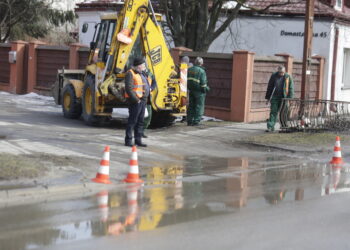 Awaria wodociągu na ulicy Domaszowskiej / Jarosław Kubalski / Radio Kielce