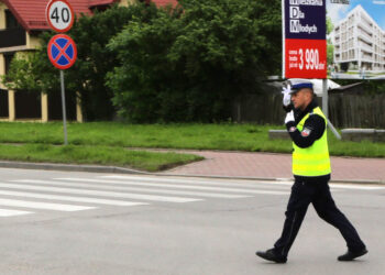 Na skrzyżowaniu Ściegiennego i Husarskiej policjanci sprawdzali swoje umiejętności w kierowaniu ruchem. / Wojciech Habdas / Radio Kielce