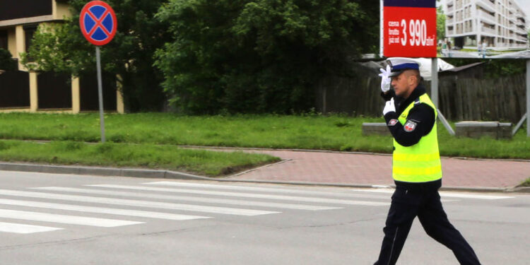 Na skrzyżowaniu Ściegiennego i Husarskiej policjanci sprawdzali swoje umiejętności w kierowaniu ruchem. / Wojciech Habdas / Radio Kielce