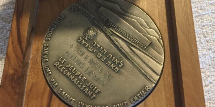 Medal Sprawiedliwy Wśród Narodów Świata przyznany rodzinie Żalów / archiwum prywatne