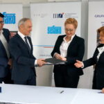 Przekazanie akcji fabryki kotłów Sefako nowemu właścicielowi TF Silesia. Podpisanie umowy  w Sędziszowie / Michał Kita / Radio Kielce