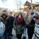 Narodowy Dzień Pamięci "Żołnierzy Wyklętych". Zapalenie zniczy pod murem straceń dawnego więzienia kieleckiego na ulicy Zamkowej / Marzena Mąkosa / Radio Kielce