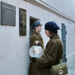 Narodowy Dzień Pamięci "Żołnierzy Wyklętych". Zapalenie zniczy pod murem straceń dawnego więzienia kieleckiego na ulicy Zamkowej / Marzena Mąkosa / Radio Kielce