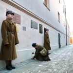 Narodowy Dzień Pamięci "Żołnierzy Wyklętych". Zapalenie zniczy pod murem straceń dawnego więzienia kieleckiego na ulicy Zamkowej / Marzena Mąkosa / Radio Kielce