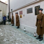 Narodowy Dzień Pamięci "Żołnierzy Wyklętych". Zapalenie zniczy pod murem straceń dawnego więzienia kieleckiego na ulicy Zamkowej / Marzena Mąkosa / Radio Kielce