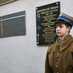 Narodowy Dzień Pamięci "Żołnierzy Wyklętych". Zapalenie zniczy pod murem straceń dawnego więzienia kieleckiego na ulicy Zamkowej / Marzena Mąkosa / Radio Kielce