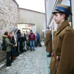 Narodowy Dzień Pamięci "Żołnierzy Wyklętych". Zapalenie zniczy pod murem straceń dawnego więzienia kieleckiego na ulicy Zamkowej / Marzena Mąkosa / Radio Kielce