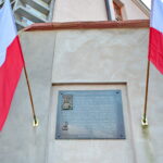 Narodowy Dzień Pamięci "Żołnierzy Wyklętych". Zapalenie zniczy pod murem straceń dawnego więzienia kieleckiego na ulicy Zamkowej / Marzena Mąkosa / Radio Kielce