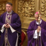 Narodowy Dzień Pamięci "Żołnierzy Wyklętych". Na zdjęciu: ksiądz ppłk Grzegorz Kamiński i biskup Marian Florczyk / Marzena Mąkosa / Radio Kielce