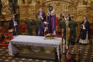 Narodowy Dzień Pamięci "Żołnierzy Wyklętych". Na zdjęciu: biskup Marian Florczyk / Marzena Mąkosa / Radio Kielce