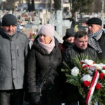 Narodowy Dzień Pamięci "Żołnierzy Wyklętych". Złożenie kwiatów przed pomnikiem na cmentarzu na Piaskach / Marzena Mąkosa / Radio Kielce