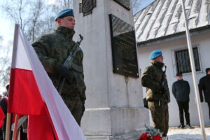 Narodowy Dzień Pamięci "Żołnierzy Wyklętych". Złożenie kwiatów przed pomnikiem na cmentarzu na Piaskach / Marzena Mąkosa / Radio Kielce
