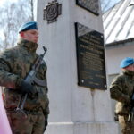 Narodowy Dzień Pamięci "Żołnierzy Wyklętych". Złożenie kwiatów przed pomnikiem na cmentarzu na Piaskach / Marzena Mąkosa / Radio Kielce