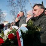 Narodowy Dzień Pamięci "Żołnierzy Wyklętych". Złożenie kwiatów przed pomnikiem na cmentarzu na Piaskach. Na zdjęciu: Andrzej Kryj / Marzena Mąkosa / Radio Kielce