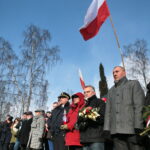Narodowy Dzień Pamięci "Żołnierzy Wyklętych". Złożenie kwiatów przed pomnikiem na cmentarzu na Piaskach / Marzena Mąkosa / Radio Kielce