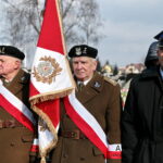 Narodowy Dzień Pamięci "Żołnierzy Wyklętych". Złożenie kwiatów przed pomnikiem na cmentarzu na Piaskach / Marzena Mąkosa / Radio Kielce