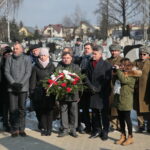 Narodowy Dzień Pamięci "Żołnierzy Wyklętych". Złożenie kwiatów przed pomnikiem na cmentarzu na Piaskach / Marzena Mąkosa / Radio Kielce