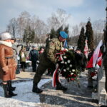 Narodowy Dzień Pamięci "Żołnierzy Wyklętych". Złożenie kwiatów przez wojewodę świętokrzyską, Agatę Wojtyszek przed pomnikiem na cmentarzu na Piaskach / Marzena Mąkosa / Radio Kielce