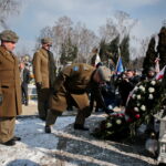 Narodowy Dzień Pamięci "Żołnierzy Wyklętych". Złożenie kwiatów przed pomnikiem na cmentarzu na Piaskach. Kwiaty składa płk Paweł Chabielski / Marzena Mąkosa / Radio Kielce