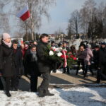 Narodowy Dzień Pamięci "Żołnierzy Wyklętych". Złożenie kwiatów przez Andrzeja Kryja przed pomnikiem na cmentarzu na Piaskach.  / Marzena Mąkosa / Radio Kielce