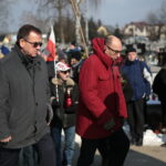 Narodowy Dzień Pamięci "Żołnierzy Wyklętych". Złożenie kwiatów przed pomnikiem na cmentarzu na Piaskach. Po prawej Andrzej Sygut - wiceprezydent Miasta Kielce / Marzena Mąkosa / Radio Kielce