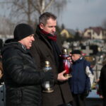 Narodowy Dzień Pamięci "Żołnierzy Wyklętych". Złożenie kwiatów przed pomnikiem na cmentarzu na Piaskach / Marzena Mąkosa / Radio Kielce