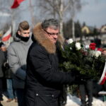 Narodowy Dzień Pamięci "Żołnierzy Wyklętych". Złożenie kwiatów przed pomnikiem na cmentarzu na Piaskach / Marzena Mąkosa / Radio Kielce