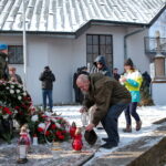 Narodowy Dzień Pamięci "Żołnierzy Wyklętych". Złożenie kwiatów przed pomnikiem na cmentarzu na Piaskach / Marzena Mąkosa / Radio Kielce