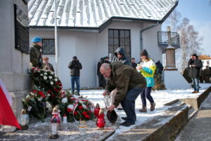 Narodowy Dzień Pamięci "Żołnierzy Wyklętych". Złożenie kwiatów przed pomnikiem na cmentarzu na Piaskach / Marzena Mąkosa / Radio Kielce