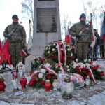 Narodowy Dzień Pamięci "Żołnierzy Wyklętych". Złożenie kwiatów przed pomnikiem na cmentarzu na Piaskach / Marzena Mąkosa / Radio Kielce