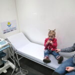 Badanie USG dzieci na kieleckim Rynku w mobilnej klinice / Marzena Mąkosa / Radio Kielce