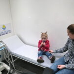 Badanie USG dzieci na kieleckim Rynku w mobilnej klinice / Marzena Mąkosa / Radio Kielce