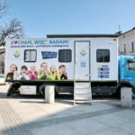 Badanie USG dzieci na kieleckim Rynku w mobilnej klinice / Marzena Mąkosa / Radio Kielce