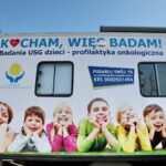 Badanie USG dzieci na kieleckim Rynku w mobilnej klinice / Marzena Mąkosa / Radio Kielce