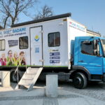 Badanie USG dzieci na kieleckim Rynku w mobilnej klinice / Marzena Mąkosa / Radio Kielce