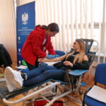 Akcja honorowego oddawania krwi pod hasłem "spoKREWnieni służbą" w Świętokrzyskim Urzędzie Wojewódzkim / Marzena Mąkosa / Radio Kielce
