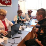 Akcja honorowego oddawania krwi pod hasłem "spoKREWnieni służbą" w Świętokrzyskim Urzędzie Wojewódzkim / Marzena Mąkosa / Radio Kielce